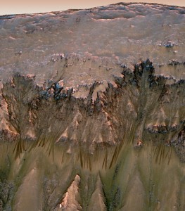 Ciemne smugi na Marsie mogą powstawać przez działanie cieków wodnych.jpg