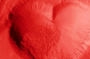 Na zdjęciu krater w kształcie serca na planecie Mars.jpg