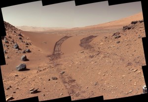 Wydma, którą Curiosity pokonał tyłem, by ominąć ostre skały.jpg