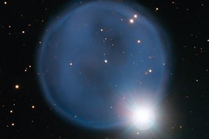 Mgławica planetarna Abell 33 sfotografowana za pomocą teleskopu VLT. Widok przypomina pierścionek zaręczynowy z diamentem..jpeg