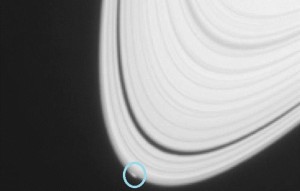Obiekt w zewnętrznej części pierścienia Saturna.jpg