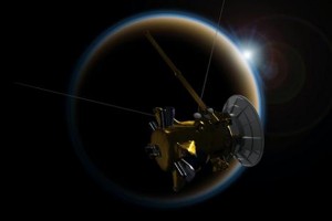 Artystyczna wizja zachodu Słońca obserwowanego przez sondę Cassini przez atmosferę tego księżyca.jpeg