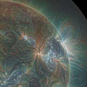 Obraz serii złożonych eksplozji w koronie słonecznej stworzony ze zdjęć w trzech długościach fali śiatła.jpg