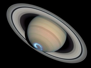 Kolejne zdjęcia zorzy polarnej na Saturnie widzianej kosmicznym teleskopem Hubble4.jpg
