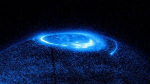 Kolejne zdjęcia zorzy polarnej na Saturnie widzianej kosmicznym teleskopem Hubble3.jpg