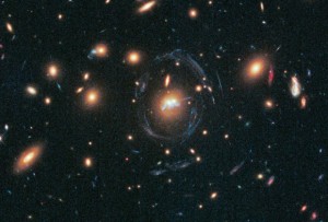 Teleskop HST sfotografował spiralny most z młodych gwiazd między dwiema galaktykami.jpg