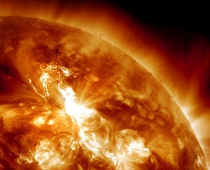 Gdyby wywołana przez rozbłysk na Słońcu burza magnetyczna uderzyła w Ziemię, skutki mogłyby być katastrofalne...jpg