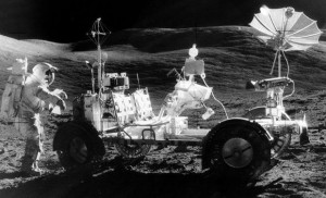 Poniżej zdjęcie łazika z ostatniej misji Apollo 17.jpg