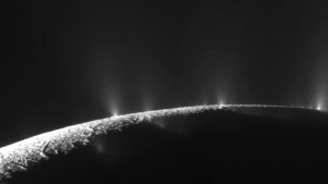 Gejzery na południowym biegunie księżyca Enceladus.jpg