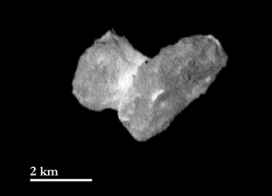 Zdjęcie komety 67P wykonane 29 lipca z odległości 1950 km przy pomocy instrumentu OSIRIS. W morzu pikseli zaczynają pojawiać się detale powierzchni - jaśniejsze i ciemniejsze plamy..png