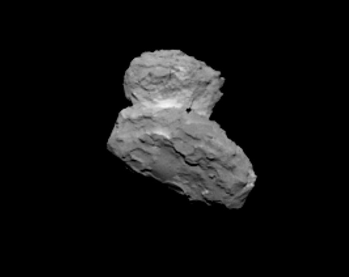 Zdjęcie 67P wykonała 1 sierpnia 2014 kamera przyrządu OSIRIS na pokładzie misji Rosetta, znajdującej się wtedy około 1000 km od komety..jpg