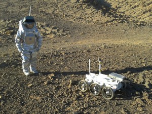 Łazik i astronauta na powierzchni Marsa – może kiedyś tego doczekamy, tymczasem zapraszamy do śledzenia zmagań łazików w zawodach.jpg