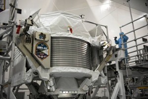 Detektor AMS podczas przeglądu w bazie NASA, jeszcze przed umieszczeniem na orbicie.jpg