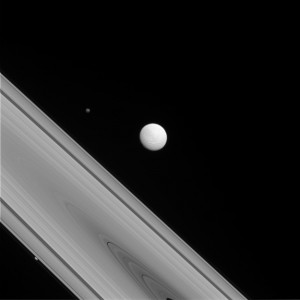 Portret rodzinny z księżycami i pierścieniami Saturna.jpg