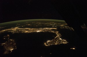Rozświetlone Włochy okiem kamery z Międzynarodowej Stacji Kosmicznej.jpg
