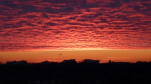 Wtorkowy zachód słońca nad Warszawą.jpg