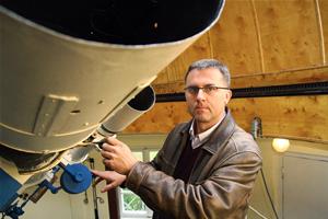 Prof. Andrzej Niedzielski przy jednym z teleskopów Centrum Astronomii UMK..jpg