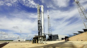 Start rakiety Falcon 9 z Dragonem i satelitą na pokładzie.jpg
