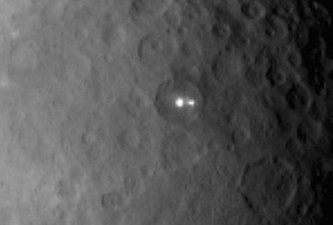 Naukowcy nadal nie wiedzą skąd wzięły się dziwne światła na powierzchni Ceresa.jpg