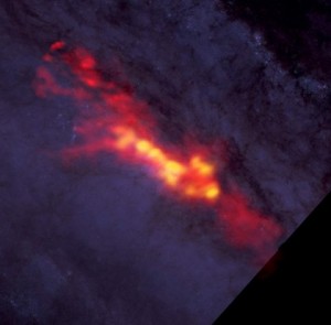 ALMA widzi wielkie gwiazdowe żłobki w sercu galaktyki w Rzeźbiarzu.jpg