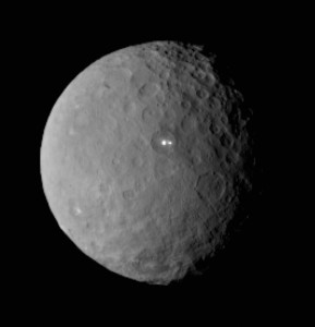Jasne plamki na powierzchni Ceres.jpg