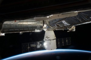 Dragon po dotarciu na ISS.jpg