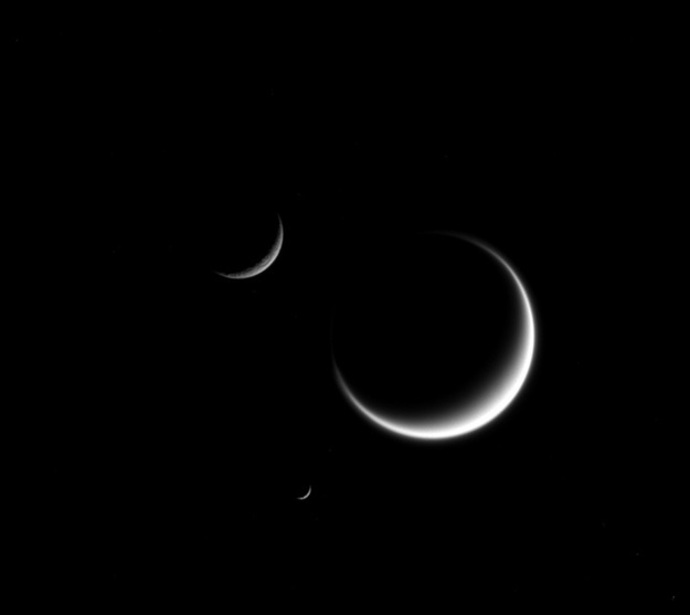 Trzy księżyce Saturna. Na jednym zdjęciu.jpg