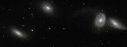 Hubble zaobserwował ciekawy kosmiczny kwartet.jpg