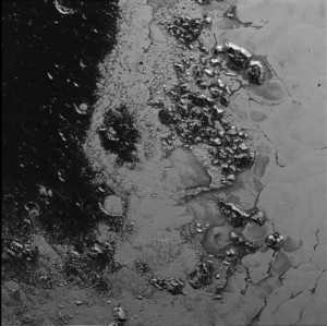 Mgła i płynące rzeki azotowego lodu na Plutonie2.jpg