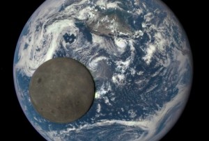 Epicki wygląd tranzytu Księżyca na tle Ziemi.jpg