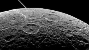 Sonda Cassini po raz ostatni przeleci w pobliżu księżyca Dione.jpg