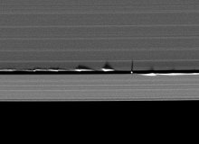 Pierścienie Saturna. Pasma górskie z lodu i skał.jpg