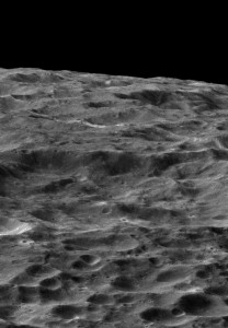 Zbliżenie na pokrytą kraterami powierzchnię Dione wykonane przez Cassini..jpg