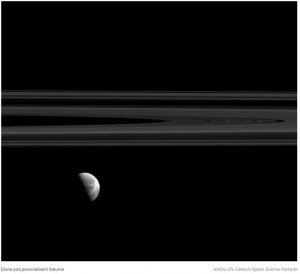 Pasma pod pierścieniami Saturna.jpg