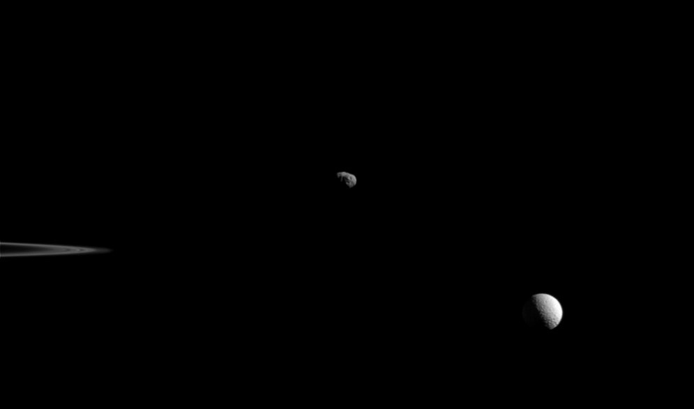 Cassini obserwuje Janus i Mimas.jpg