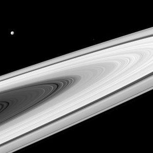 Przy Saturnie także widać gwiazdy.jpg