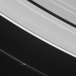Nowa wizualizacja fal w pierścieniach Saturna przeniesie cię do przerwy Keelera3.jpg