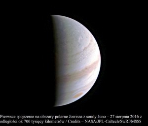 Pierwsze zdjęcie polarnych obszarów Jowisza z Juno.jpg