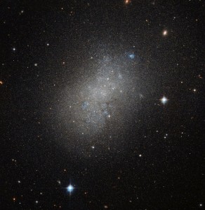 Hubble obserwuje nieregularną wyspę gwiazd w całkowitej pustce.jpg
