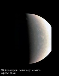 Biegun północny Jowisza i zorze polarne na kolejnych zdjęciach z Juno2.jpg