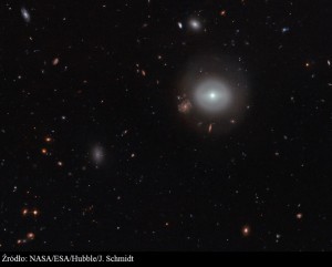 Hubble obserwuje galaktykę soczewkowatą wyróżniającą się w tłumie.jpg