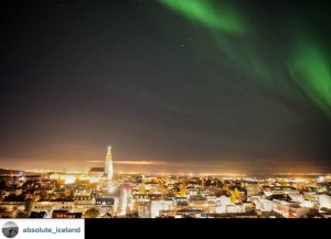 Światła zgasły a stolicę Islandii rozświetliła zorza polarna7.jpg