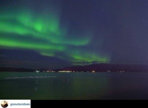 Światła zgasły a stolicę Islandii rozświetliła zorza polarna5.jpg
