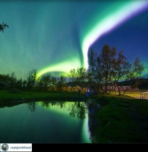 Światła zgasły a stolicę Islandii rozświetliła zorza polarna4.jpg
