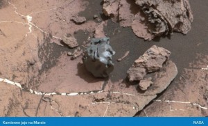 Łazik Curiosity dostrzegł na Marsie błyszczący meteoryt.jpg