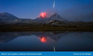 Wybuchający wulkan i spadająca gwiazda Magiczne zdjęcie z Kamczatki.jpg