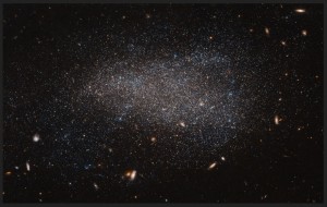 Hubble obserwuje NGC 4789A – pobliska nieregularna galaktyka karłowata.jpg