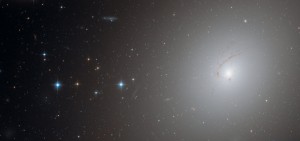 Splątane włókna gazu w centrum galaktyki eliptycznej NGC 4696 3.jpg