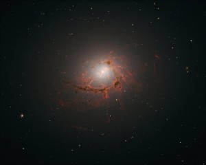Splątane włókna gazu w centrum galaktyki eliptycznej NGC 4696.jpg
