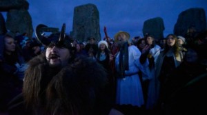 Tłumy w Stonehenge.jpg